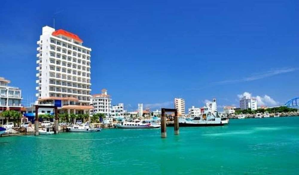 海辺に建つホテル（写真左側） / 1