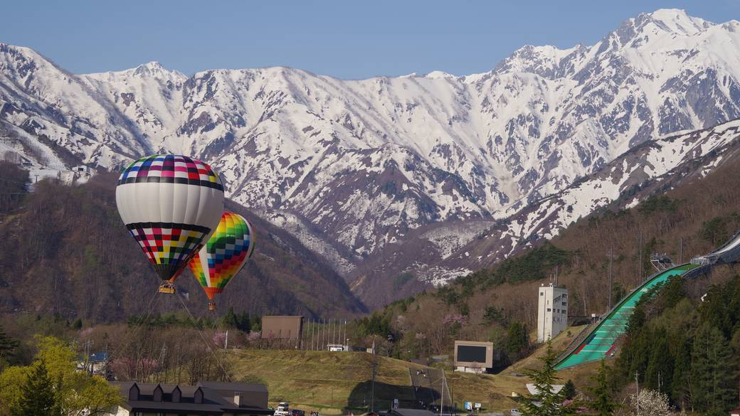 山やジャンプ台を気球から眺める / 1