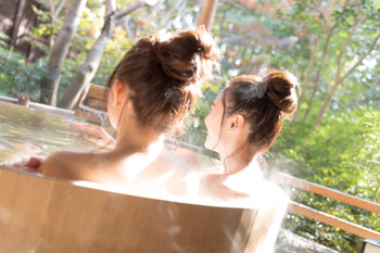 Young women, girls' trips, onsen, open-air baths, travel
