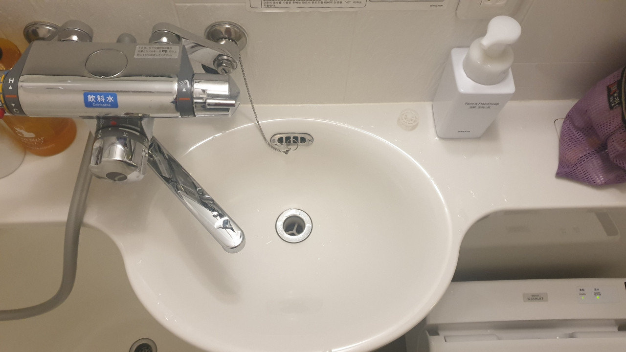 洗顔時、蛇口ハンドルが頭に当たってしまう…