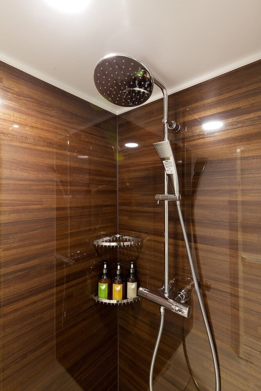 バスルームのシャワー