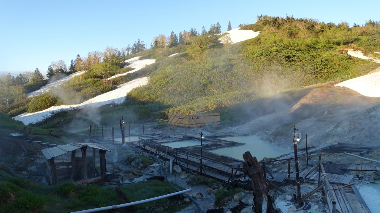 源泉地帯に設けられた混浴露天風呂群