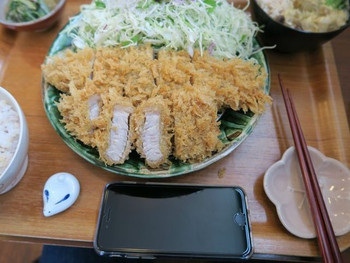 「ぽくぽく」料理 1139477 塩で食べるサクサクとんかつセット、スマホと大きさを比較してください
