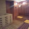 屋内プールにはサウナも完備