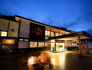 大浴場の樹齢100年の梁が迫力ある老舗旅館4023391