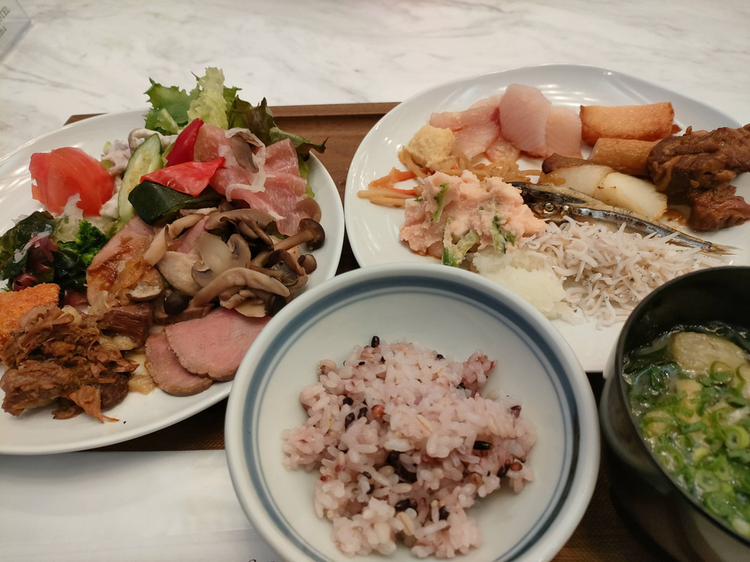 朝食ビュッフェは種類が多く、2泊では食べきれません
