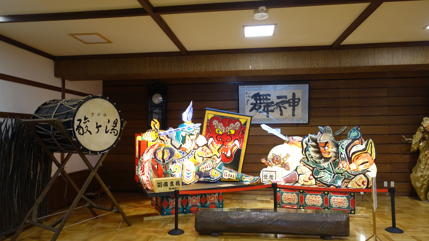 玄関ホールに掲げられた棟方志功の「神舞」の額