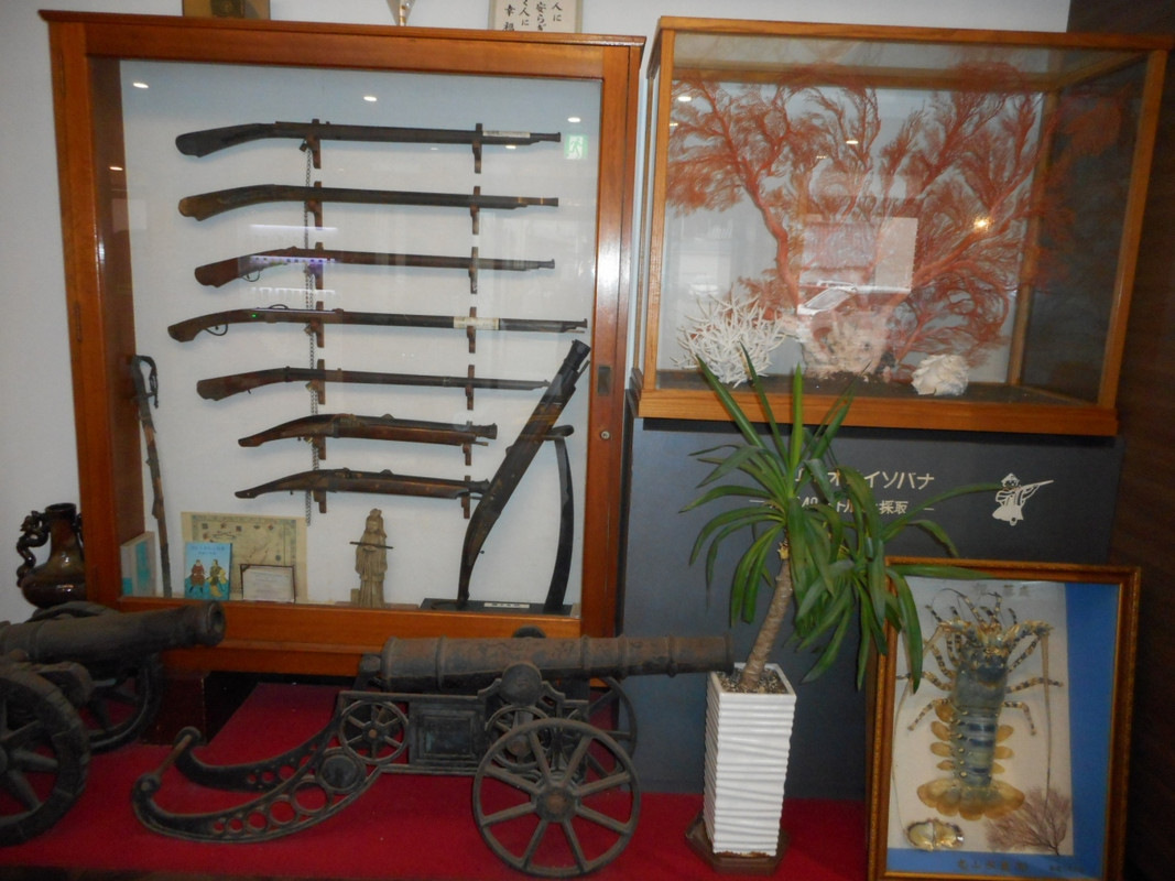 玄関を入ったところにある火縄銃の陳列棚です