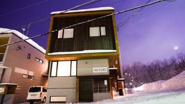 施設の正面 (日没後) / 1