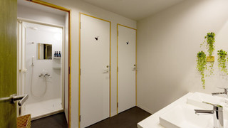 スタンダード ツインルーム シングルベッド 2 台 共用バスルーム