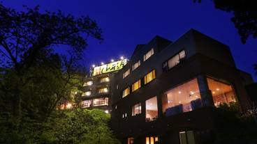 施設の正面 (日没後) / 4