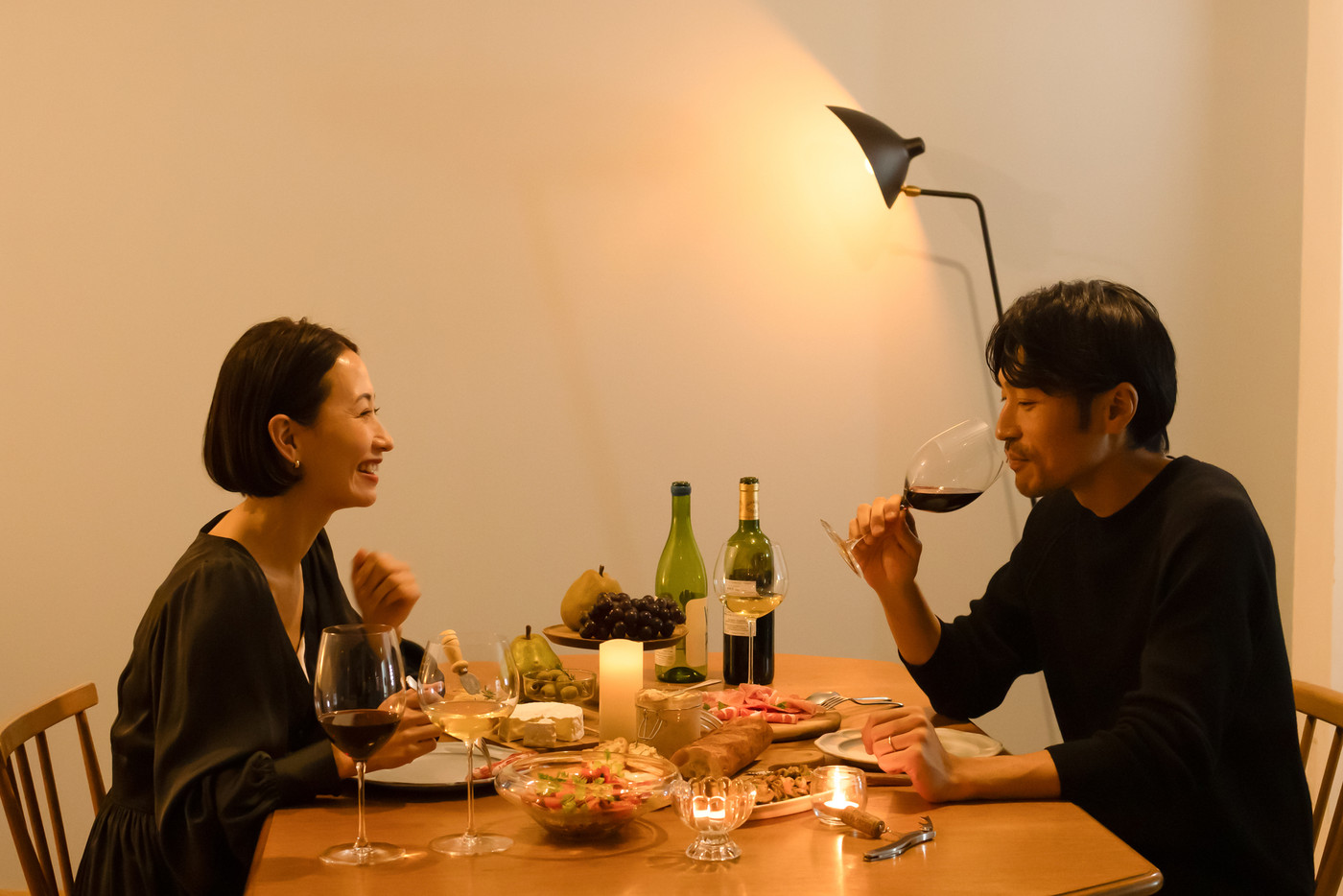 食事を楽しむ男女