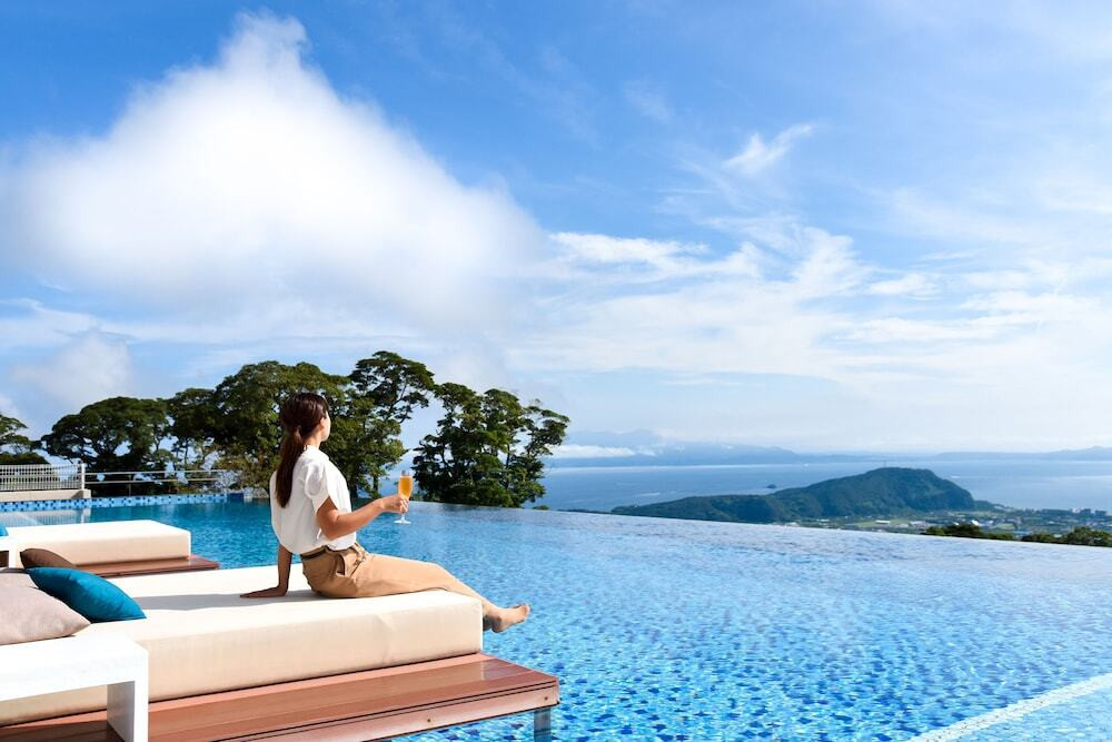 プールサイドバーで日常を忘れ贅沢な時間を4036416