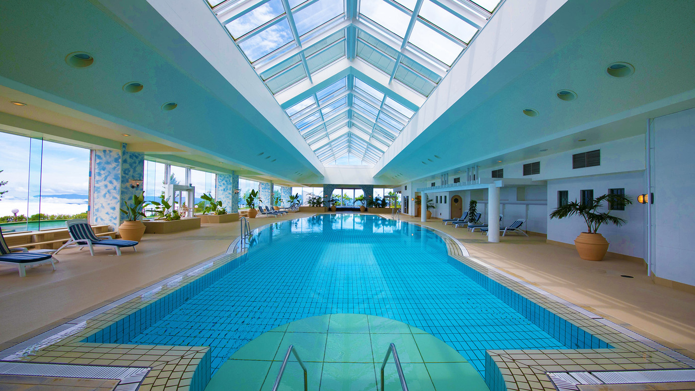 光差し込む開放感のあるプールで洞爺湖の自然を感じよう♪3658608