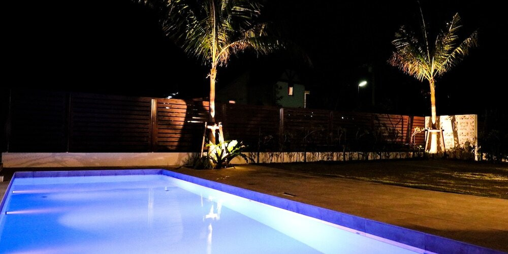 施設の正面 (日没後)