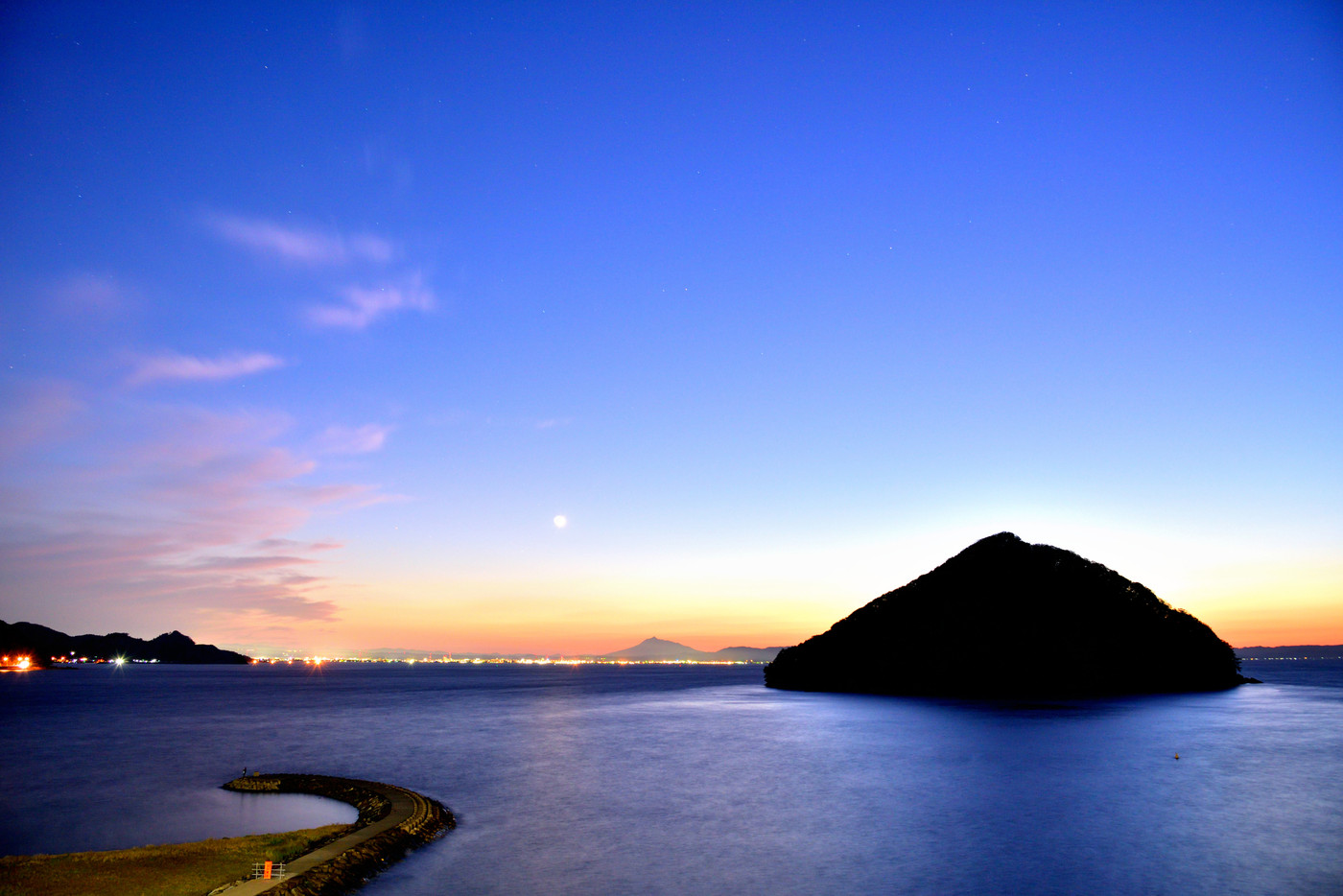浅虫温泉夕景　浅虫温泉のシンボル湯ノ島　遠くに岩木山も見えます　青森県青森市