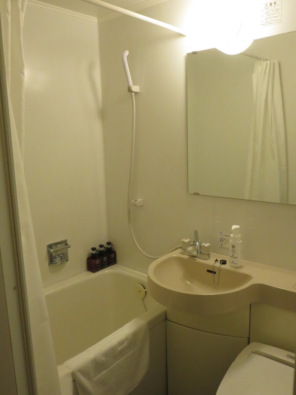 風呂・洗面所・トイレです。平均的ビジネスホテル仕様です。