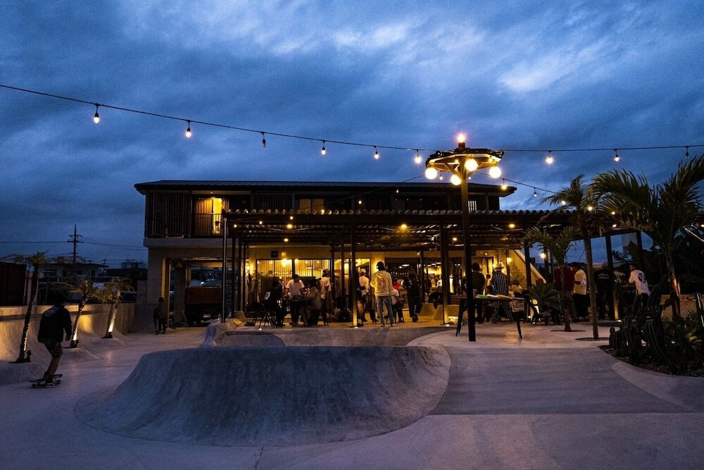 施設の正面 (日没後)