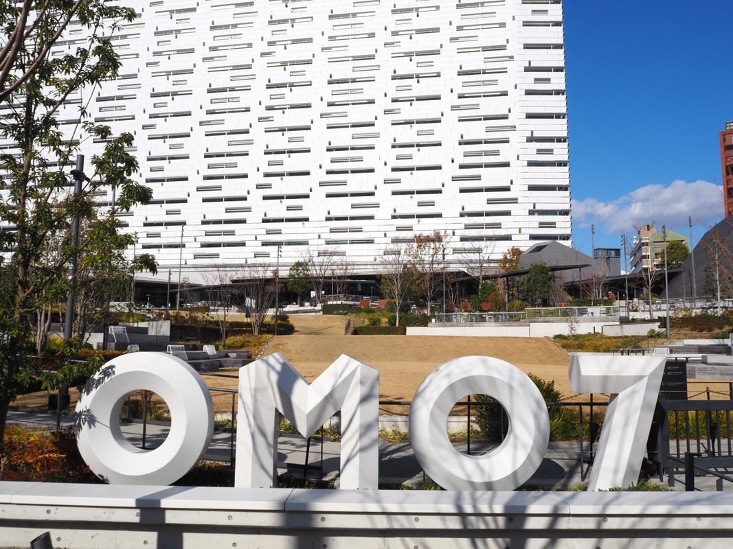 白い建物に夜間はネオンアートが映えます。