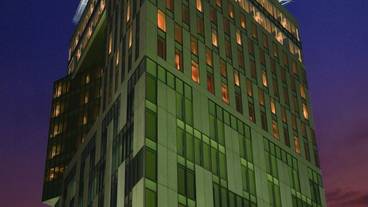 施設の正面 (日没後) / 1