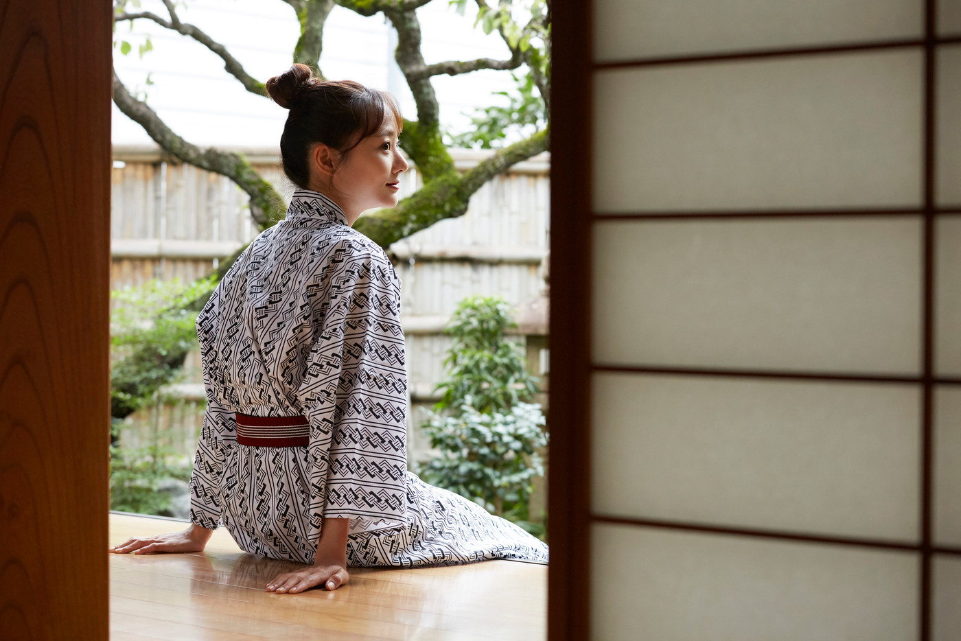 旅館でリラックスする浴衣姿の若い女性