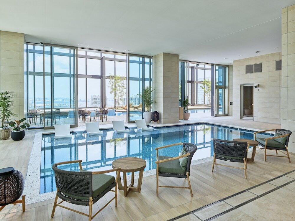 天空のスカイプールで優雅なリフレッシュタイムを3494298