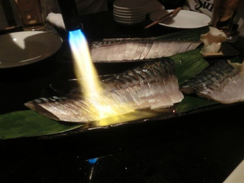 「汁べゑ 渋谷店」料理 375624 炙つている最中の、〆鯖