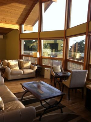 緑の中のコテージで2人きりの時間を楽しむ3907279