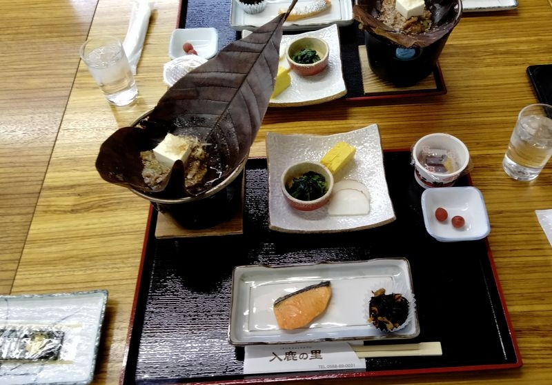 朝食。朴葉味噌付き。