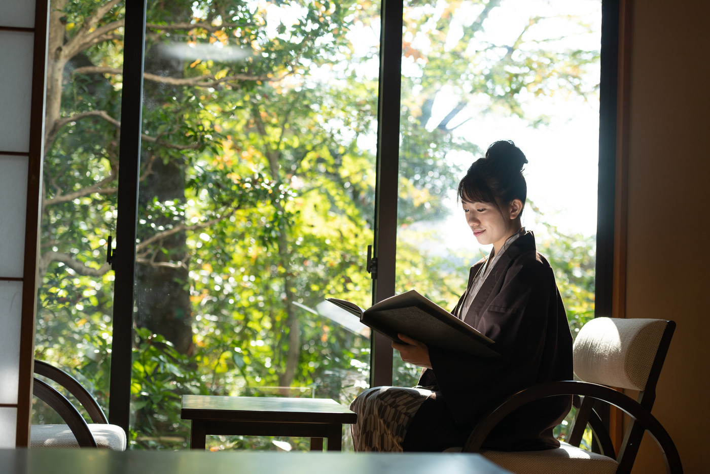 若い女性、旅館、浴衣、旅行