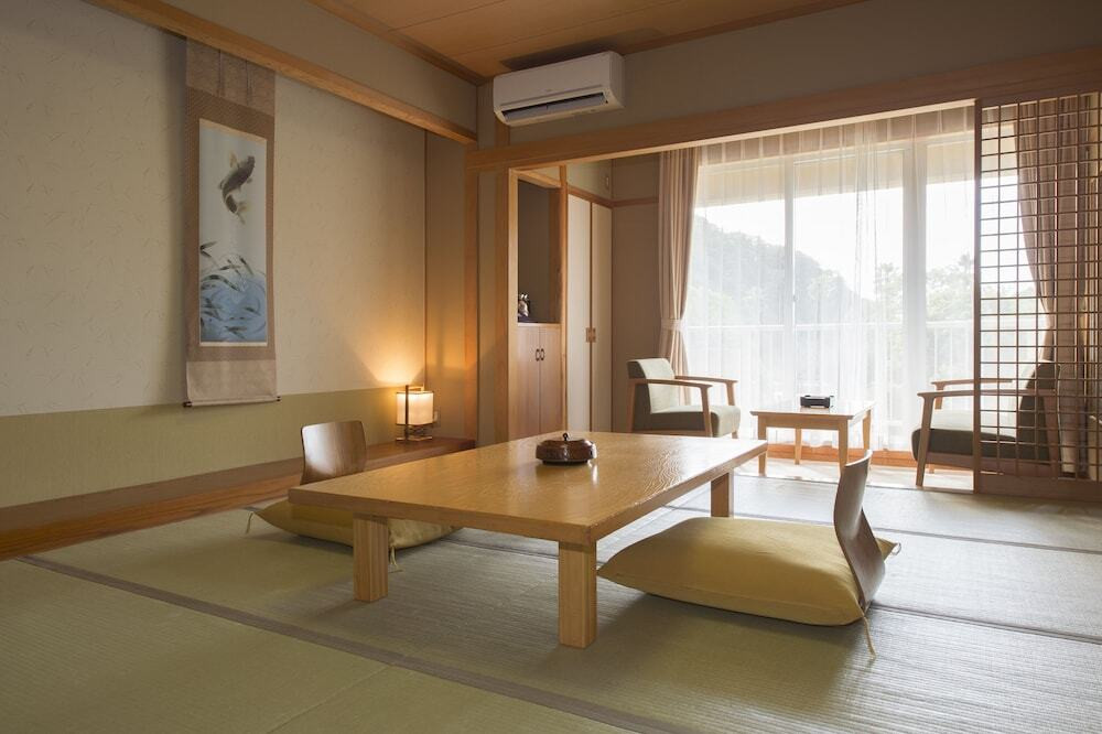 客室内のダイニングエリア