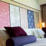 ベッド後ろの京唐紙の額 / 5