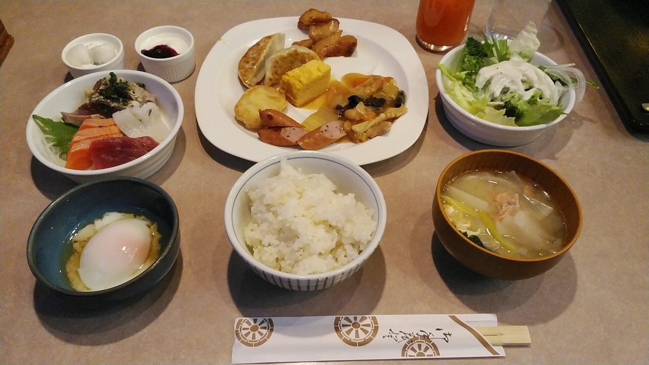 和食中心の庄やの朝食、刺身に鯛のあら煮が美味しかったです