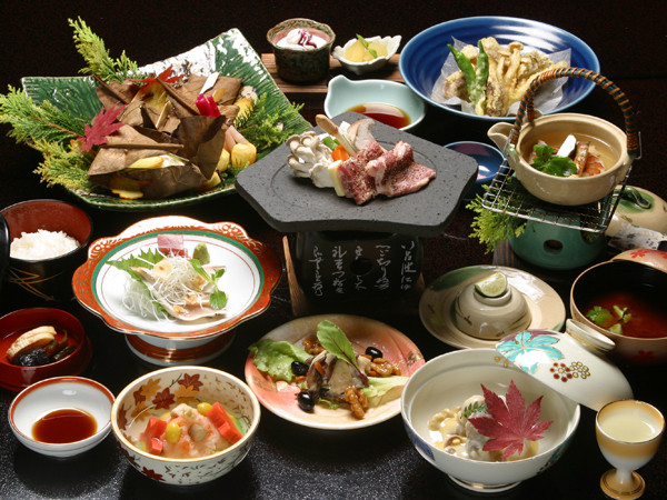 夕食「季節の懐石料理」①