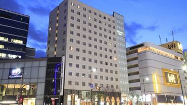 施設の正面 (日没後) / 3