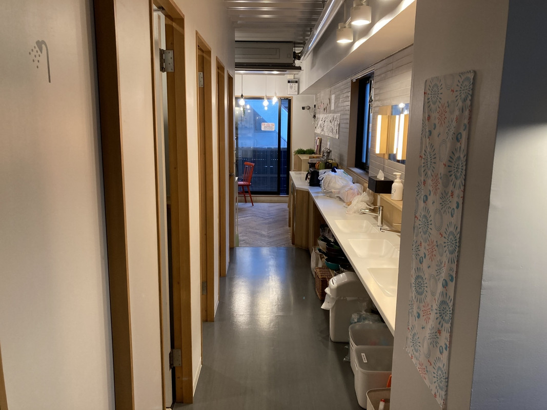 2F共有スペース前の通路。左手にあるのはシャワー室