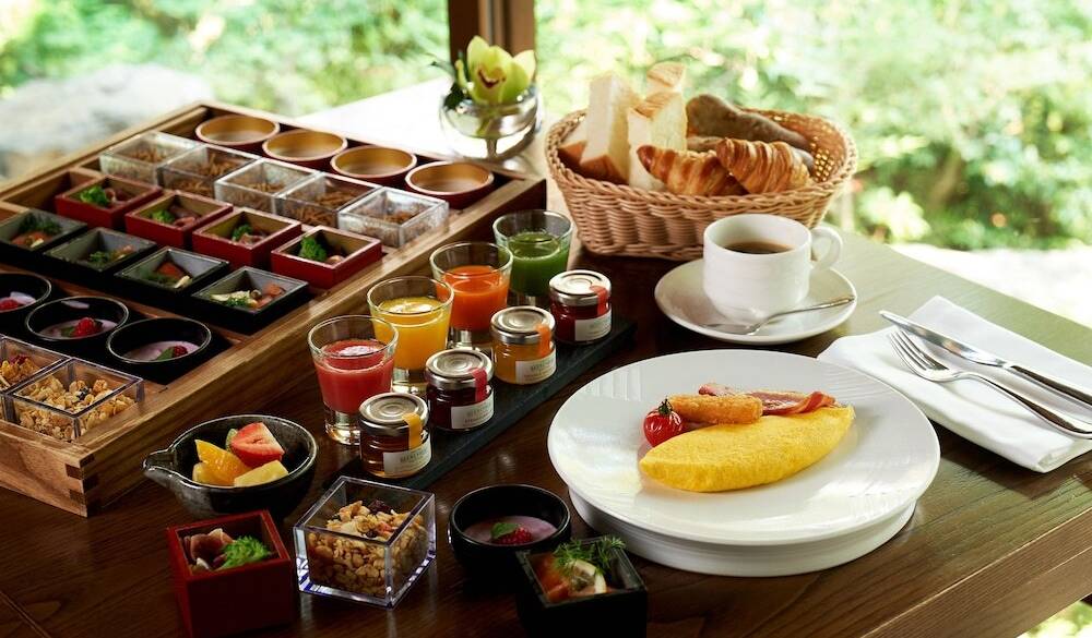 日本庭園を横目に
選べる朝食を味わう / 3