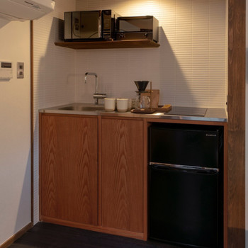 隠れ家のような和モダン一軒家で、優しい明りに照らされる3928884