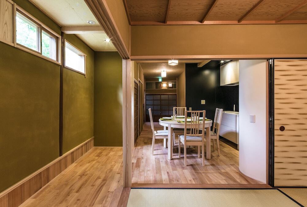 客室内のダイニングエリア