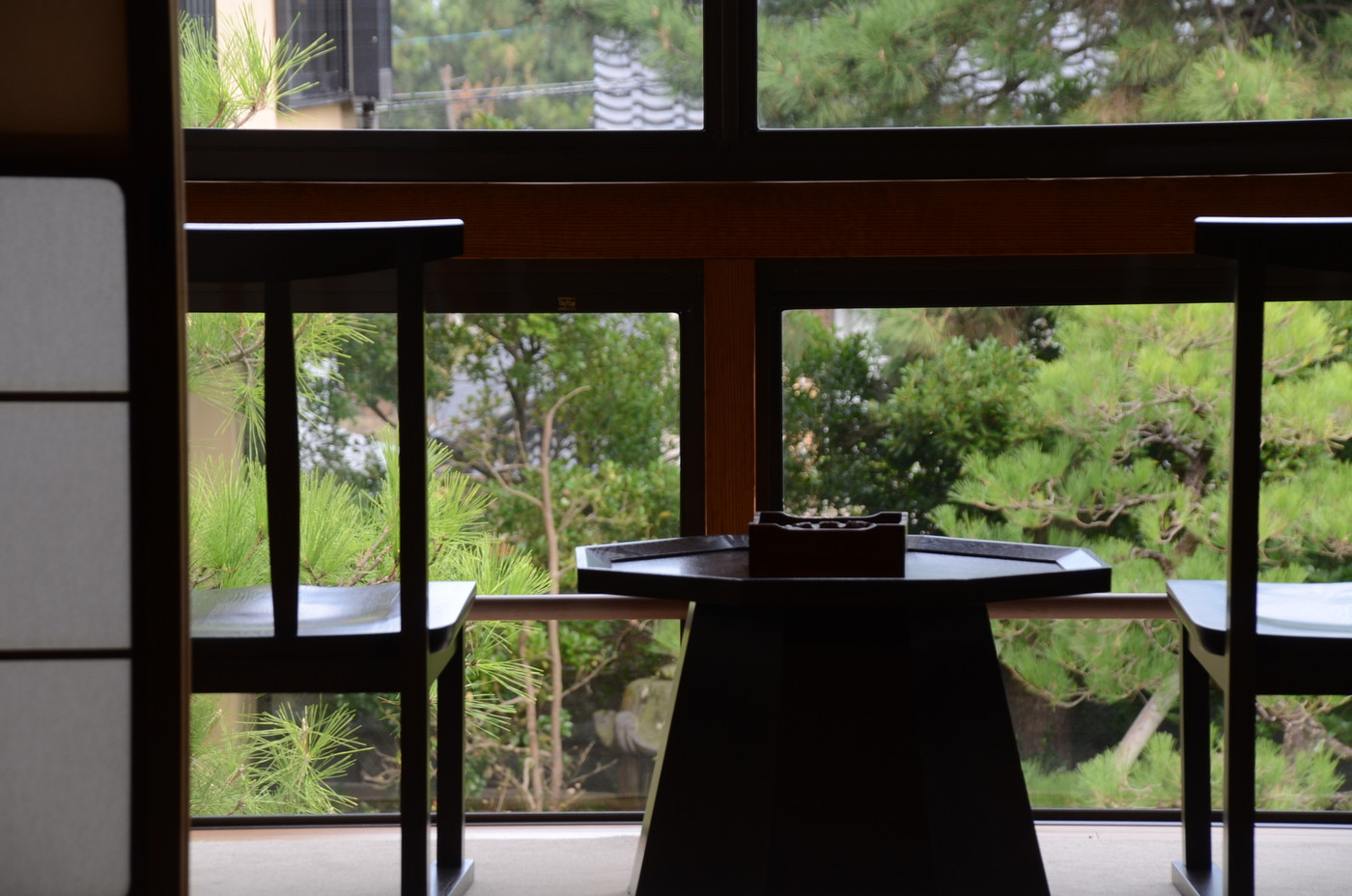 縁側　老舗旅館　料亭　中庭を見る