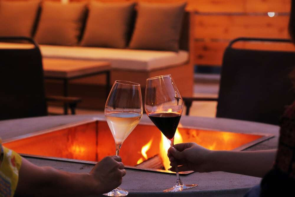 ロッジのぬくもりに癒されて…ワインやお部屋朝食でゆったりステイ3463898