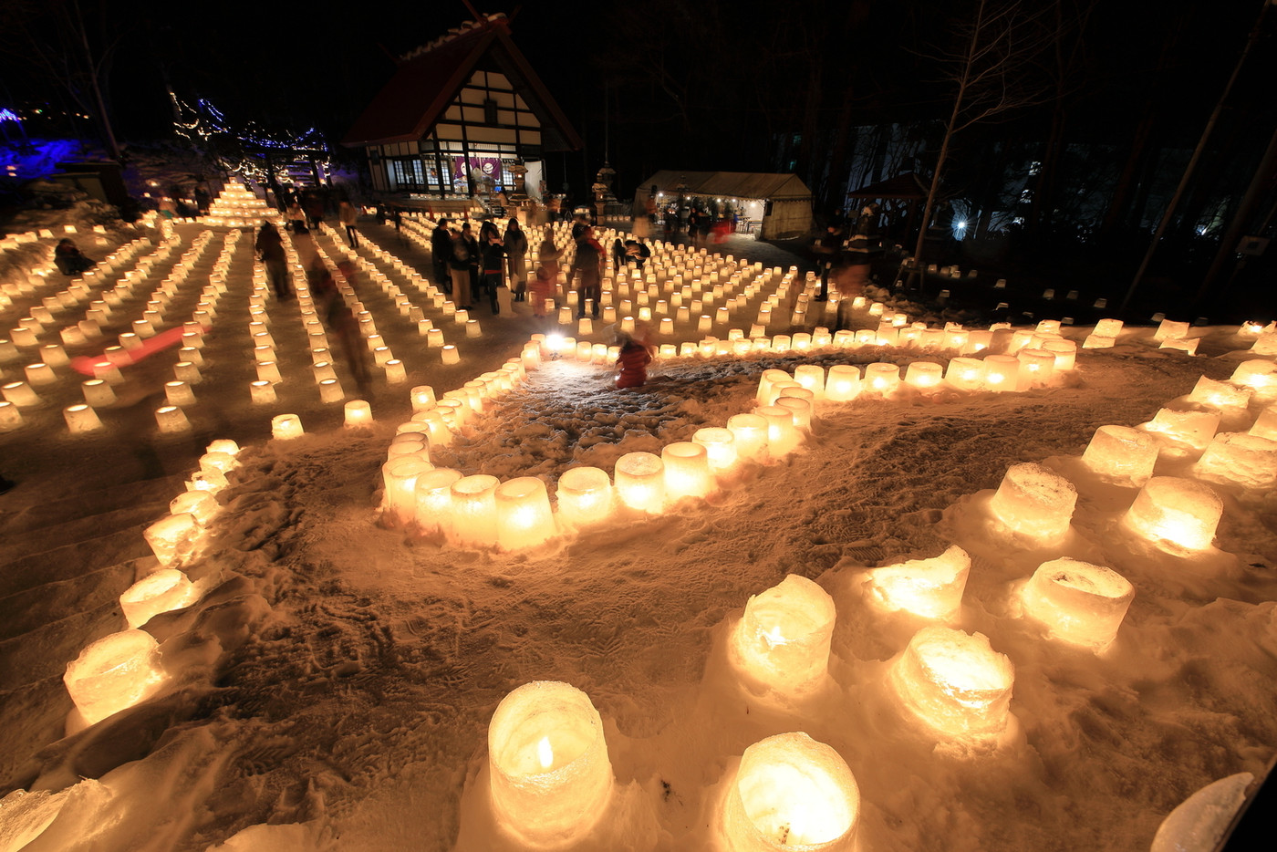 冬を彩る幻想的な光のイベント定山渓雪灯路です。