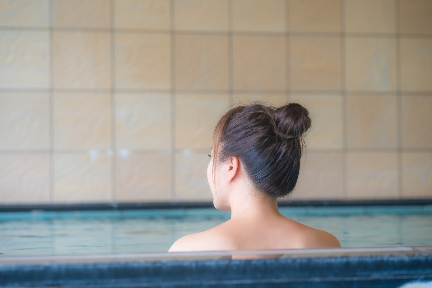 温泉に入る女性