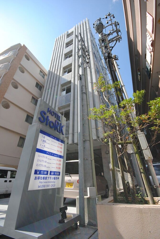 施設の正面 (日没後)