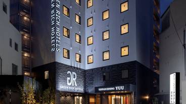 施設の正面 (日没後) / 1