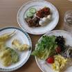 ブッフェ式夕食　料理をお皿に盛り付け