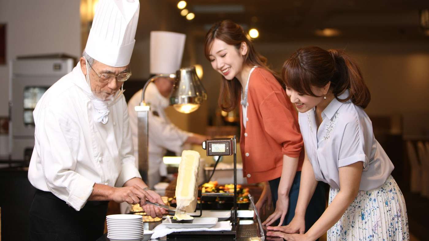 北海道の食材を目の前でダイナミックに調理してくれる！3997479