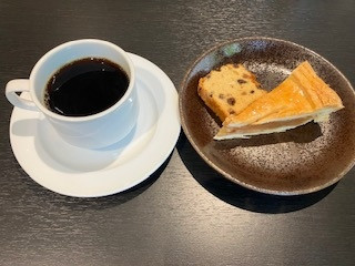 和食レストランでも朝食はアップルパイやスイーツ、コーヒー付