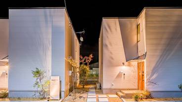 施設の正面 (日没後) / 2