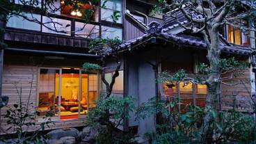 施設の正面 (日没後) / 4